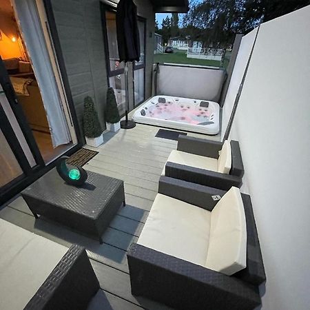 Reynards Retreat Lodge With Hot Tub Barmby on the Moor 外观 照片
