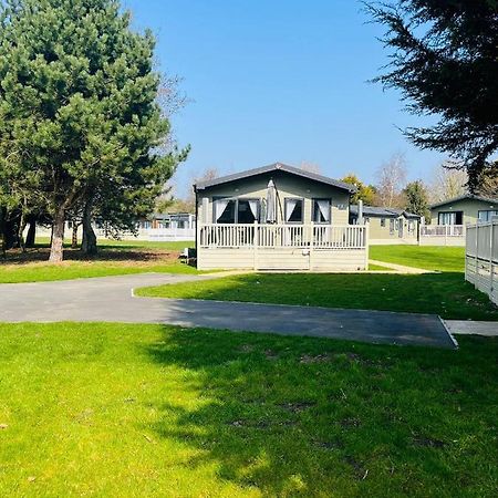 Reynards Retreat Lodge With Hot Tub Barmby on the Moor 外观 照片