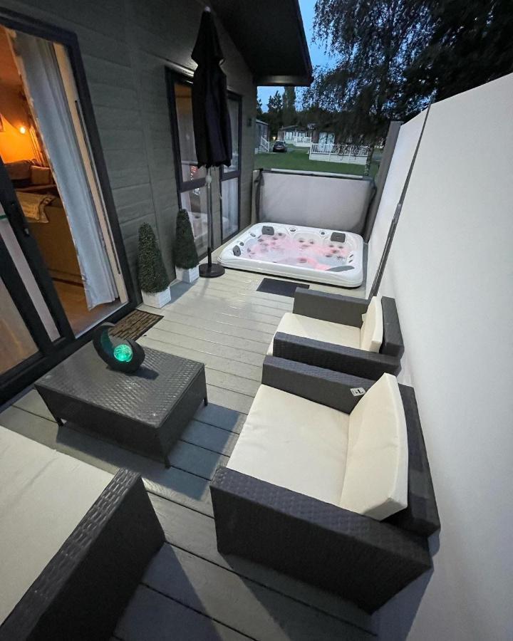 Reynards Retreat Lodge With Hot Tub Barmby on the Moor 外观 照片