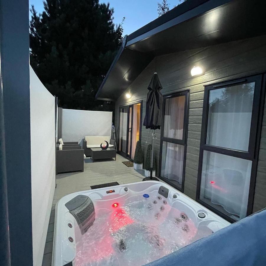 Reynards Retreat Lodge With Hot Tub Barmby on the Moor 外观 照片