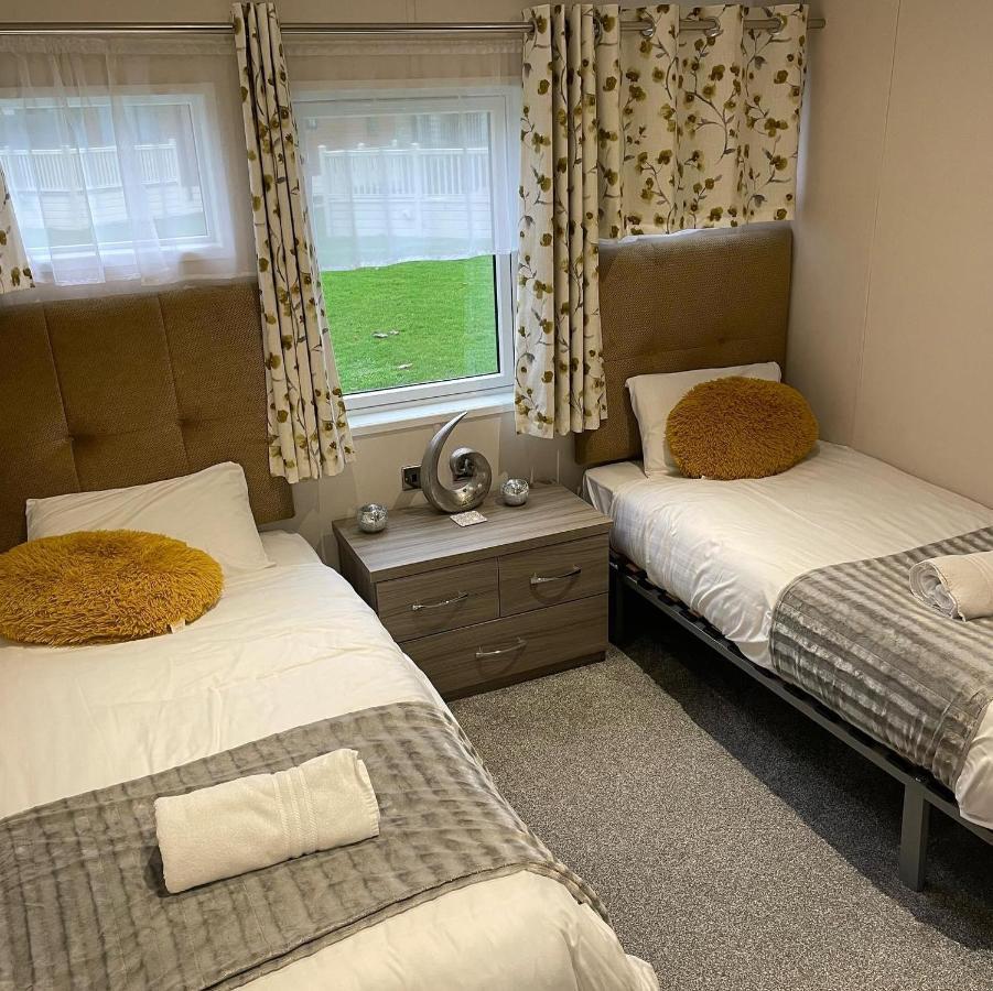 Reynards Retreat Lodge With Hot Tub Barmby on the Moor 外观 照片