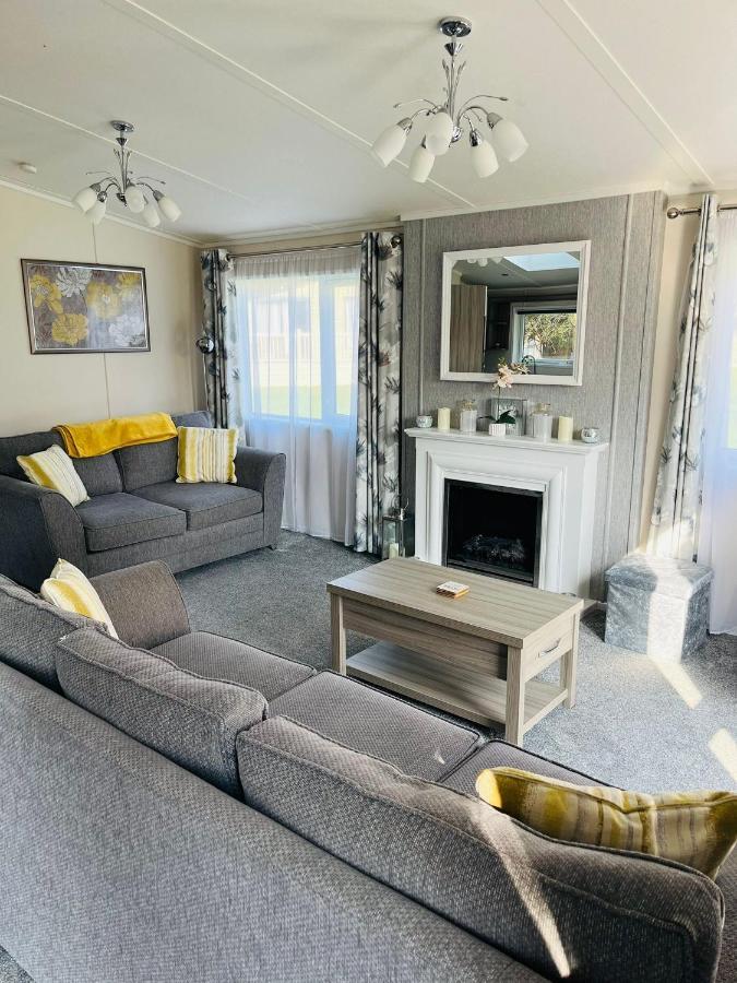 Reynards Retreat Lodge With Hot Tub Barmby on the Moor 外观 照片