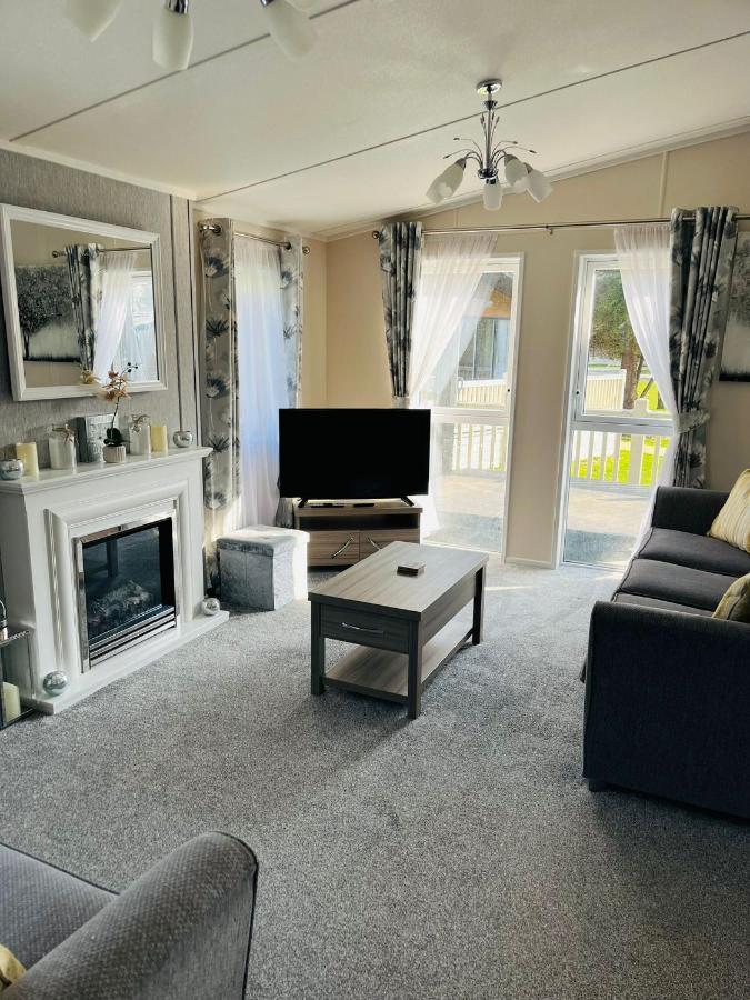 Reynards Retreat Lodge With Hot Tub Barmby on the Moor 外观 照片