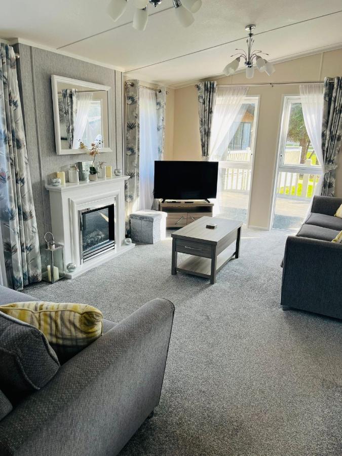 Reynards Retreat Lodge With Hot Tub Barmby on the Moor 外观 照片