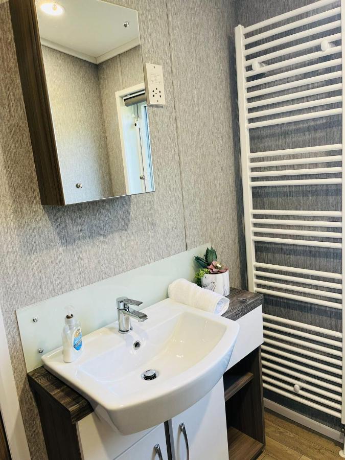 Reynards Retreat Lodge With Hot Tub Barmby on the Moor 外观 照片